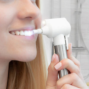 Pomôcka na čistenie a bielenie zubov
